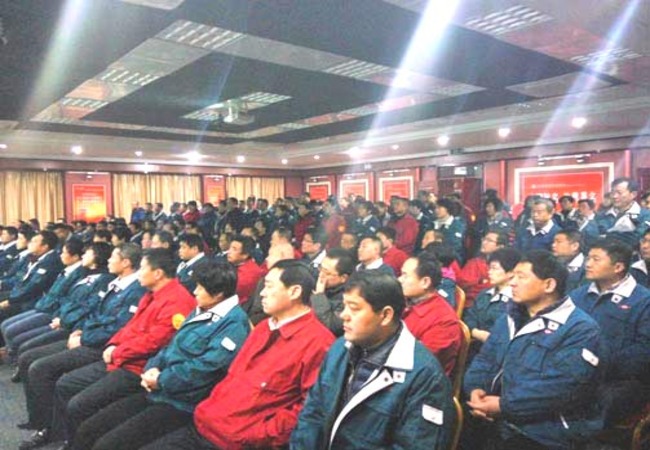 杏彩体育集团管理人员正在大会堂认真听取科技人员的科普知识讲座